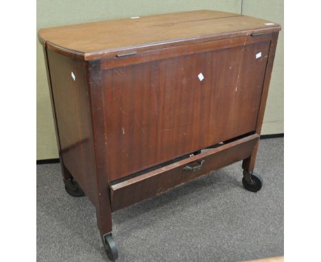 A hinged top mahogany cocktail cabinet/table, 78cm high x 90cm wide x 46cm deep