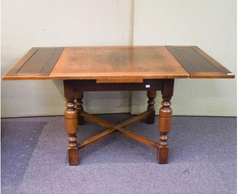 An oak draw leaf table on turned legs, 74cm high x 152cm wide x 91cm deep