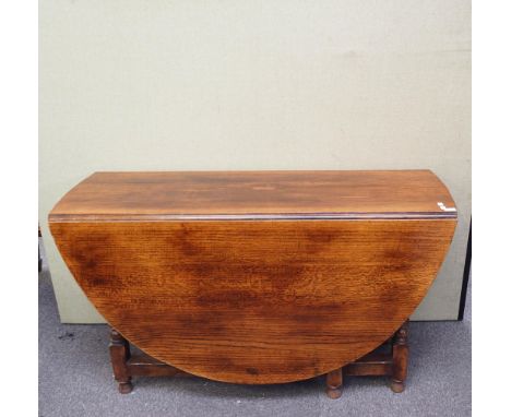 An Oak drop leaf table, 75cm high