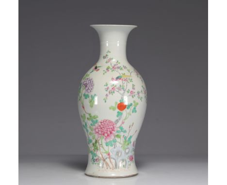 Famille rose porcelain vase decorated with flowers and birds - Weight: 2.70 kg - Shipping unavailable - Region: Chine - Sizes