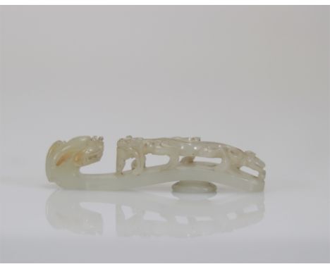 White jade fibula carved with a Qing period dragon and chilon - Weight: 24 g - Shipping available - Region: Chine - Sizes: L 