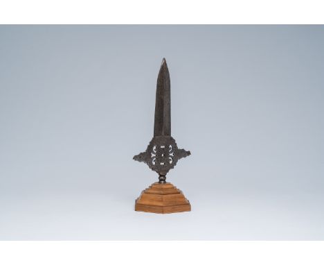 An open worked wrought iron spearhead on a wood stand, 19th C. or earlierH 35 - 29 cm (with and without base)