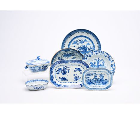 A varied collection of Chinese blue and white porcelain, Kangxi and laterDia.: 27,5 - 22,5 cm (the largest and the smallest r