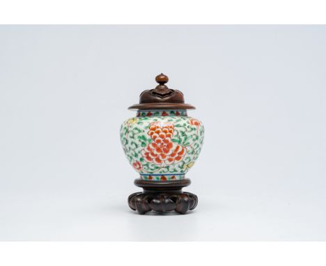 A Chinese wucai vase with wooden cover and stand, KangxiH 17 cm (total height)