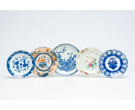 Five Chinese blue and white, famille rose and Imari-style plates, Kangxi/QianlongDia.: 26,1 - 21 cm (the dish in the middle a