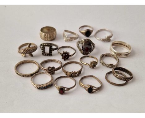 Nineteen assorted silver rings