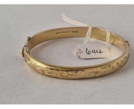 A hinged silver bangle
