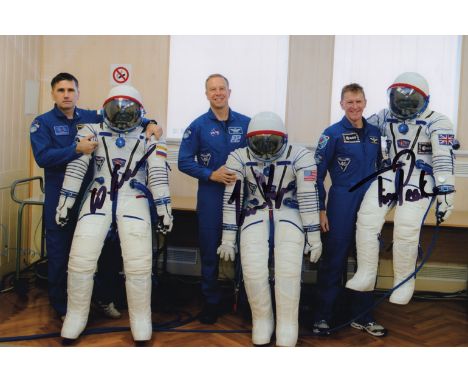 COSMONAUTS: Selection of multiple signed colour 6 x 4 photographs and larger (2) by various international cosmonauts of the R