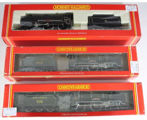 Three boxed Hornby Railways '00' gauge locos with tender comprising B.R. no.30913 4-4-0 Schools Class 'Christ's Hospital' wit