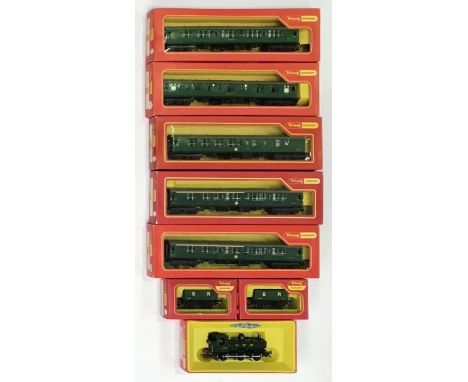 A Tri-ang Hornby R.51S G.W.R. 0-6-0 Locomotive (with smoke), together with 2x R.622 1st/2nd Comp Coaches, 1x R.623 Brake coac
