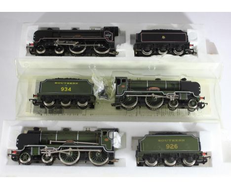 Three boxed Hornby Railways '00' gauge locos with tender comprising R.084 BR 4-4-0 Schools Class 'Clifton', a limited edition