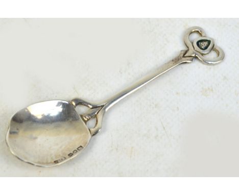 An Arts and Crafts Edwardian hallmarked silver salt spoon with part hammered shaped bowl and pierced finial, Florence & Louis