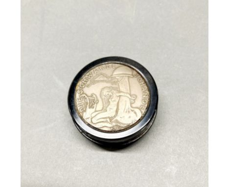 A German erotic snuff box, Dia. 7cm.