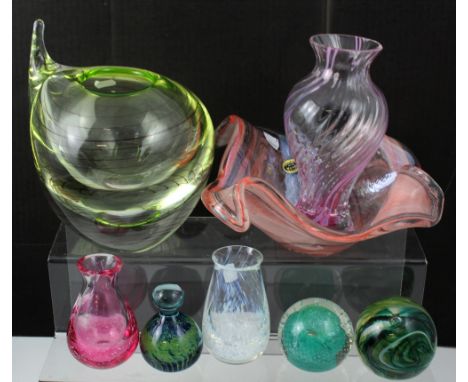 A collection of assorted studio glass to include a Caithness 'Cauldron' paperweight, a Sanders &amp; Wallace paperweight, a M