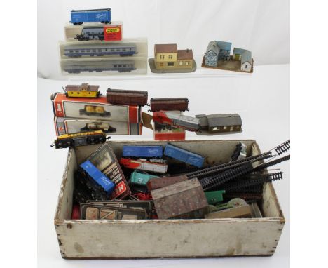 A quantity of N gauge trains, rolling stock and track to include a Bachmann Union Pacific 820 engine, a Bachmann Santa Fe eng