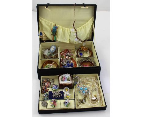 An Oriental silk-covered jewellery box with a quantity of mainly vintage jewellery to include diamanté brooches, earrings, ma