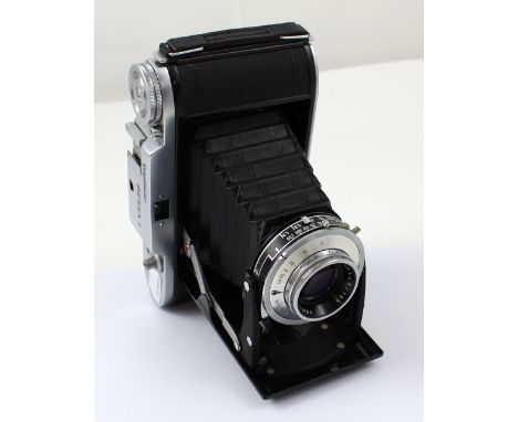 A Voigtländer Bessa I bellows camera with original leather case, width 175cm.