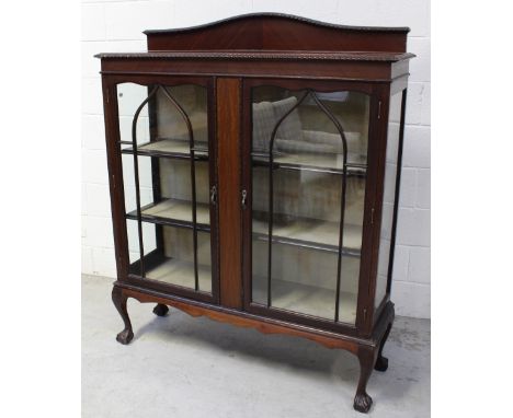 A good Edwardian two-shelf display cabinet with gadrooned top over twin astragal glazed arched panel doors and shaped apron o