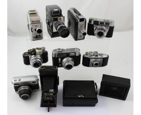 A collection of vintage cine cameras, 35mm vintage cameras etc, to include a Voigtländer Vito CD, a Werra 35mm camera etc.