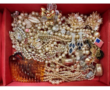 Jewellery Box of Quality Costume Jewellery, comprising assorted pearl necklaces, pendant and chain, earrings, hair comb etc. 