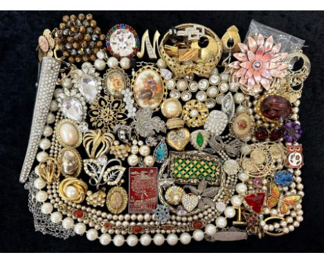  A Good Assortment of Vintage Assorted Jewellery to include brooches, necklaces, earrings etc