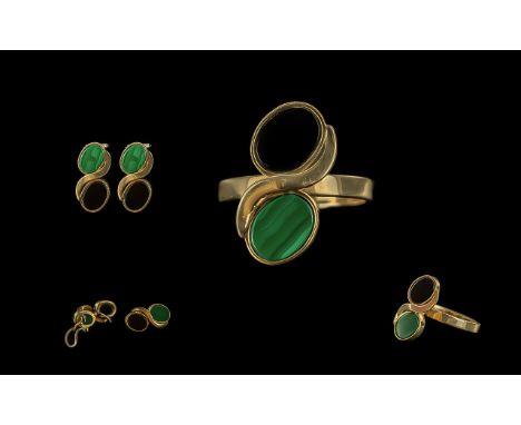 Ladies Attractive 14ct Gold Green and Black Agate Set Ring, marked 14ct to shank, with matching pair of 14ct gold earrings, m