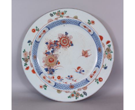 A LARGE CHINESE KANGXI/YONGZHENG FAMILLE VERTE-IMARI PORCELAIN CHARGER, painted to its centre with a butterfly hovering besid