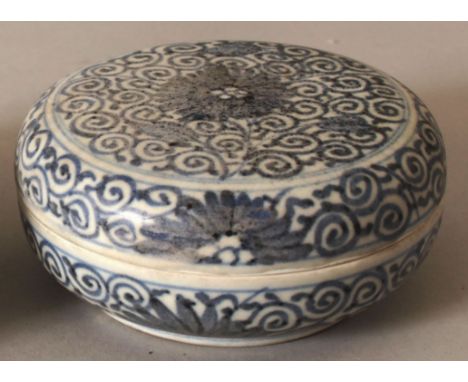 A SIMILAR CHINESE KANGXI PERIOD BLUE &amp; WHITE SHIPWRECK PORCELAIN BOX &amp; COVER.