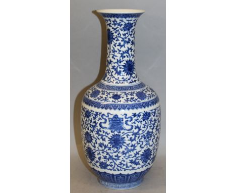 A CHINESE MING STYLE BLUE &amp; WHITE PORCELAIN VASE, the sides decorated between formal borders with a formal design of ribb