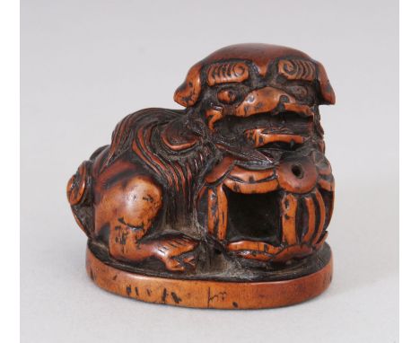 AN EARLY 20TH CENTURY JAPANESE CARVED WOOD NETSUKE OF A SHI-SHI, 1.6in wide &amp; also 1.6in high.