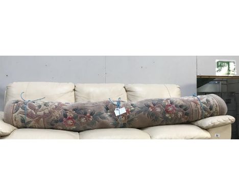 A light beige patterened rug (272x163cm)