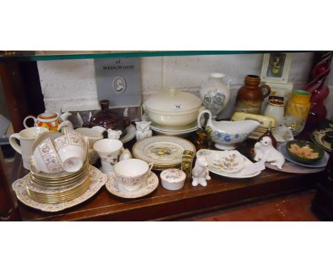 Shelf of collectables to include Royal Worcester/Wedgwood
 
Also includes a small Moorcroft magnolia pattern bowl A/F