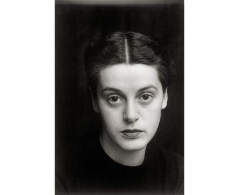 Steinert, Otto -- La Comtesse de Fleury. 1952/printed later by Andreas Horlitz. Gelatin silver print. 26,8 x 17,8 cm (30,5 x 