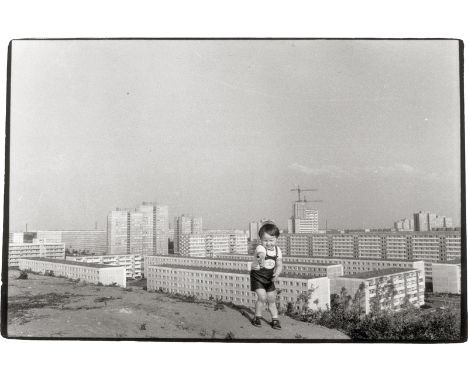 Bergemann, Sibylle -- Untitled. 1980s. Vintage gelatin silver print. 10,7 x 16,3 cm (19,5 x 30 cm). In very good condition.Li