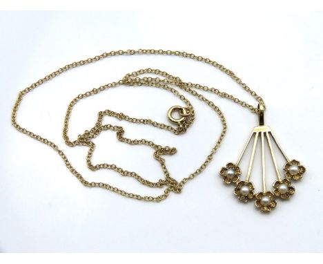 A 9ct gold 440mm long chain with fan shaped pearl pendant, 29mm drop, 2.5g