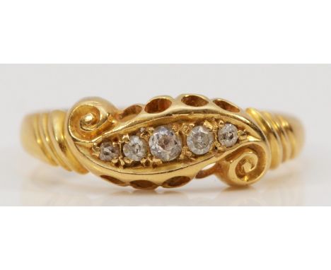 An 18ct antique old cut diamond dress ring, five diamonds in graduating sizes, patterned shoulders, K 1/2, 2.4g