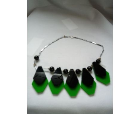 A stylish green and black bakelite necklace, with white-metal bar-linked chain 