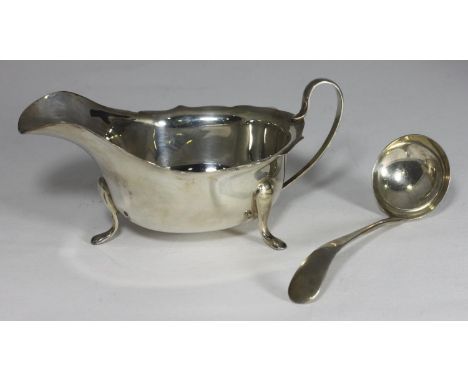 A cased silver sauce boat and small ladle by Viner's Ltd, hallmarked Sheffield, 1940, gross weight approximately 4.57ozt 