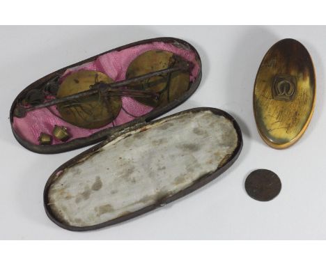 A 19th century American oval horn snuffbox mounted with a horseshoe motif, 9cm, together with a set of 19th century pocket go