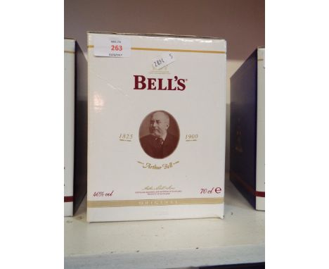 A boxed Wade decanter of Bells whisky '1825 - 1900 Arthur Bell'