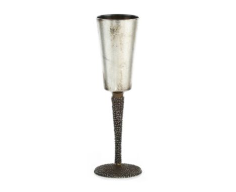 A VINTAGE STERLING SILVER CHAMPAGNE FLUTE / GOBLET BY STUART DEVLIN, LONDON 1971 the tapering hammered finish body atop a tex