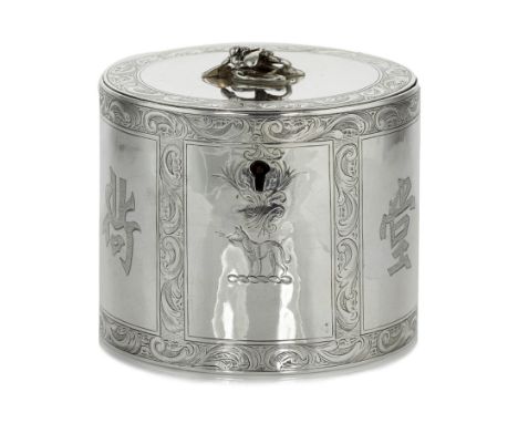 AN ANTIQUE GEORGE III STERLING SILVER TEA CADDY BY WILLIAM VINCENT, LONDON 1771 of straight, cylindrical form, the body segme