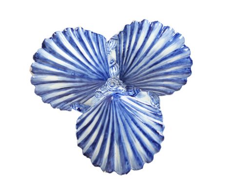 A RARE VAUXHALL PICKLE STAND, CIRCA 1758. Formed as three scallop shells boldly picked out in blue, another shell mounted in 