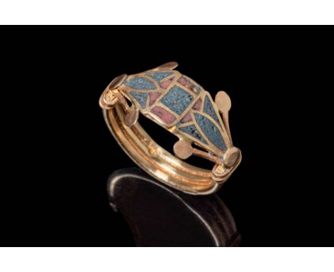 New Kingdom, Ca. 1550 - 1069 BC.A stunning gold ring with a round, column-shaped hoop and a bezel designed in the form of two