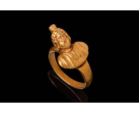 Ca. 200 BC - AD 100.An attractive gold ring with a tapering plain hoop surmounted by a moulded decoration, in the shape of a 