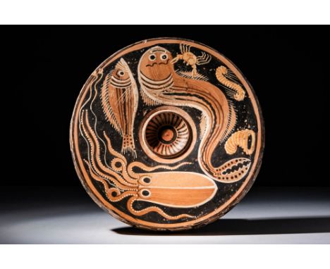 Ca. 350 - 300 BC.A very rare pottery dish with an elevated foot and a thick flange rim. The recessed centre is adorned with a