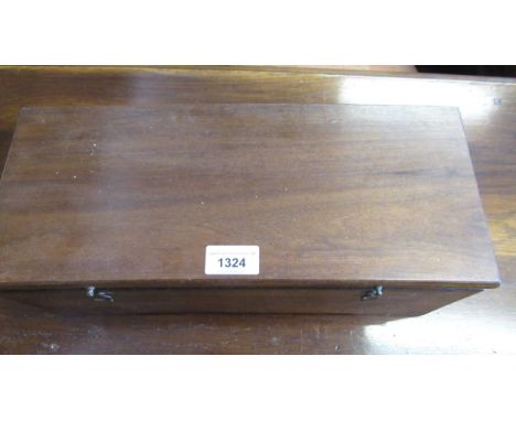 Small 19th Century Swiss walnut cased musical box, the hinged lid enclosing a keywind movement with 20cm cylinder and one pie