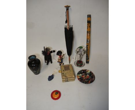 Small quantity of miscellaneous collectables including a miniature umbrella, cocktail stick set in the form of golf clubs and