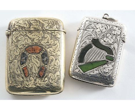AN EDWARDIAN "IRISH MARKET" VESTA CASE with engraving and inset pieces of Connemara marble in the shape of a harp, suspensory