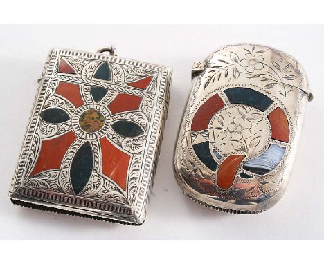AN EDWARDIAN "SCOTTISH MARKET" VESTA CASE with inset agate panels and engraved decoration, suspensory ring, by either J. Fray
